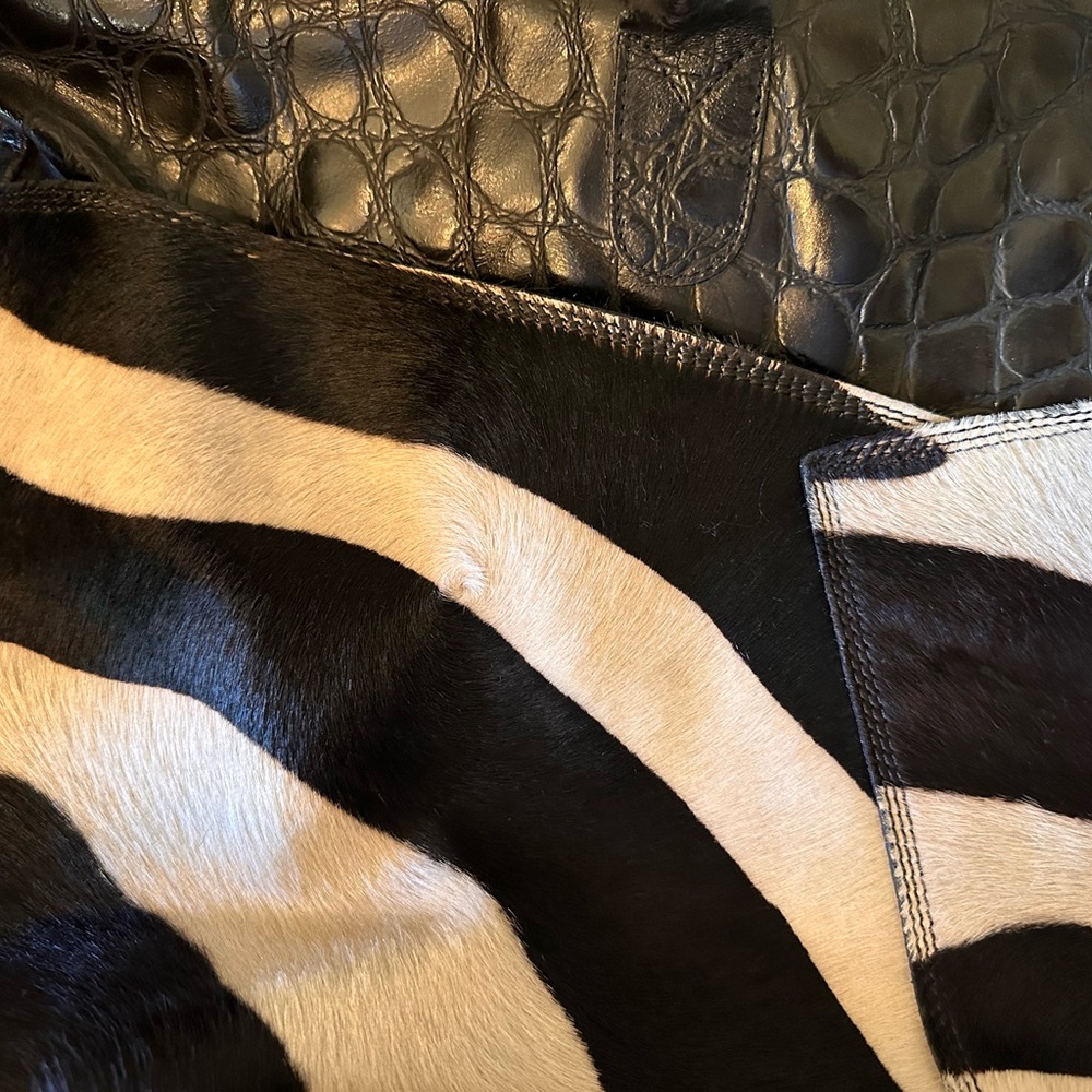Gorgeous leather and fur tote bag with red interior. - Picture 2 of 7